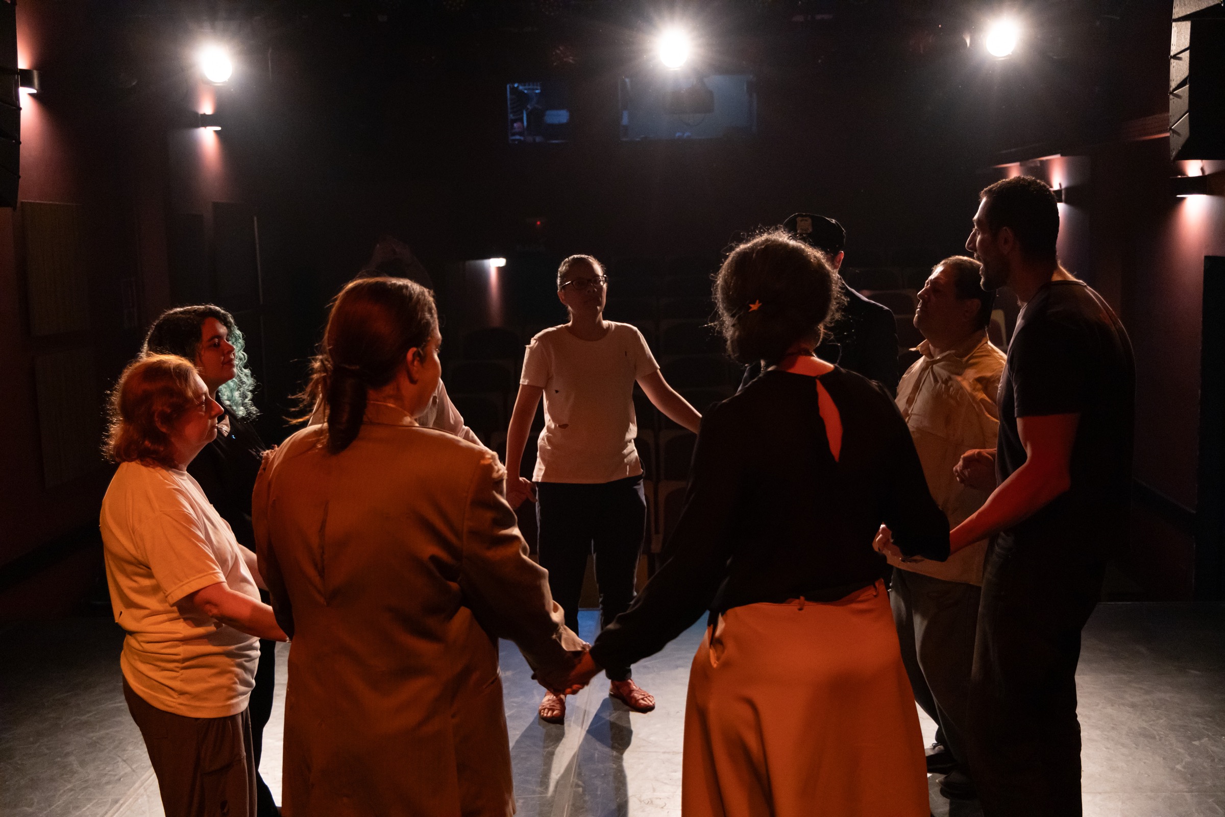 Artistas da Oroboro Teatro reunidos em cena